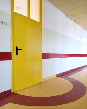 Przykład oznaczenia na posadzce strefy otwierania skrzydła drzwiowego